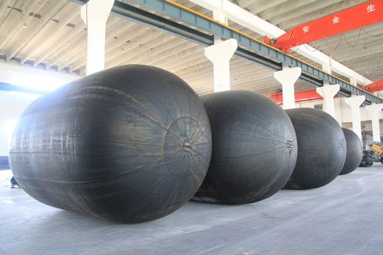Los guardabarros neumáticos de buffer protegen eficazmente el buque
