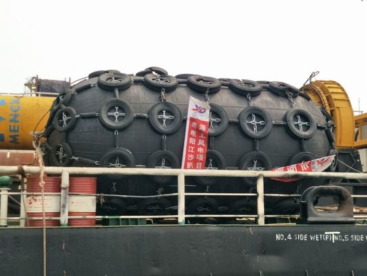 Fenders neumáticos llenos de aire comprimido para la prevención de daños en las operaciones marinas