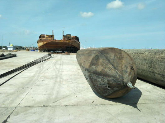 Acoplamiento y lanzamiento de bolsas de aire marinas