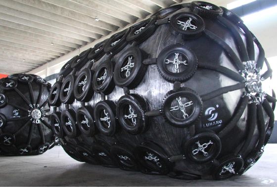 Fenders marinos llenos de espuma con redes