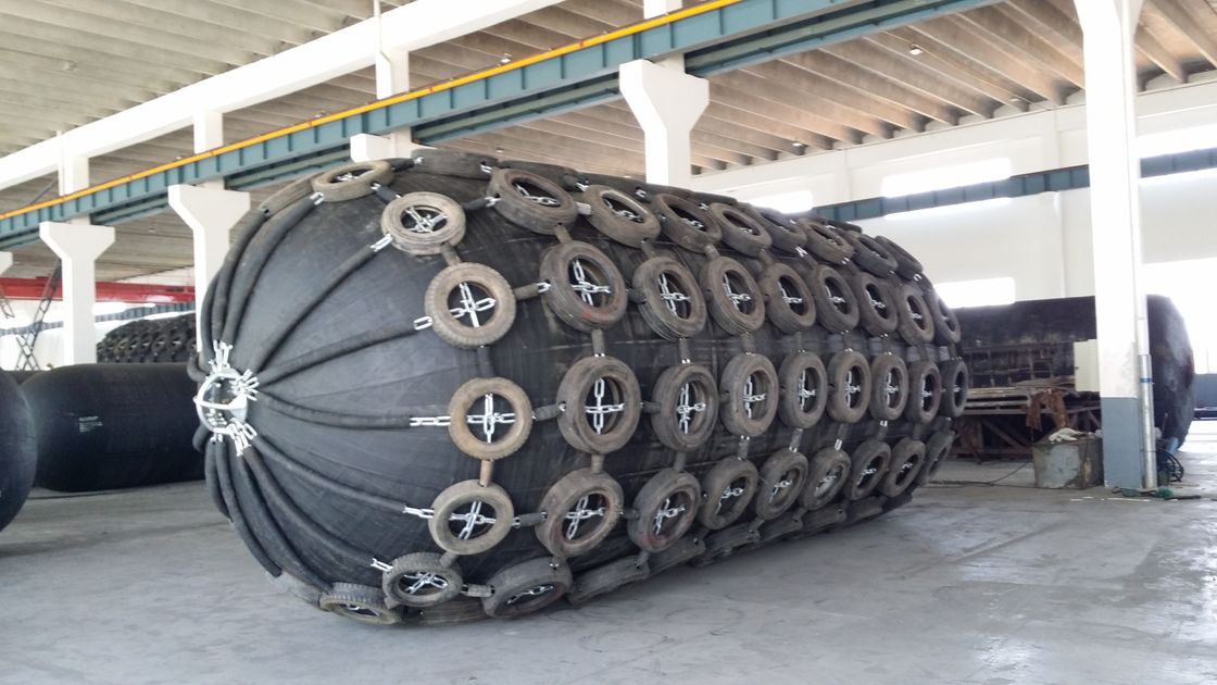 Seguridad marítima hecha fácil Fenders neumáticos de Yokohama para todos los tamaños de buques