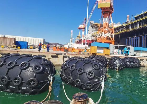 Fender neumático versátil de Yokohama para diversas aplicaciones y condiciones marinas